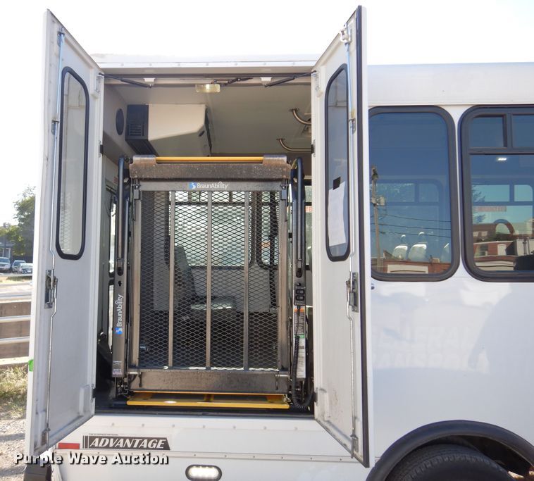 image for item DM5111 2014 Ford Econoline E450  shuttle bus