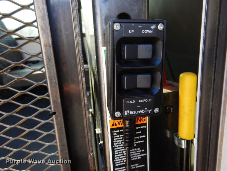 image for item DM5111 2014 Ford Econoline E450  shuttle bus