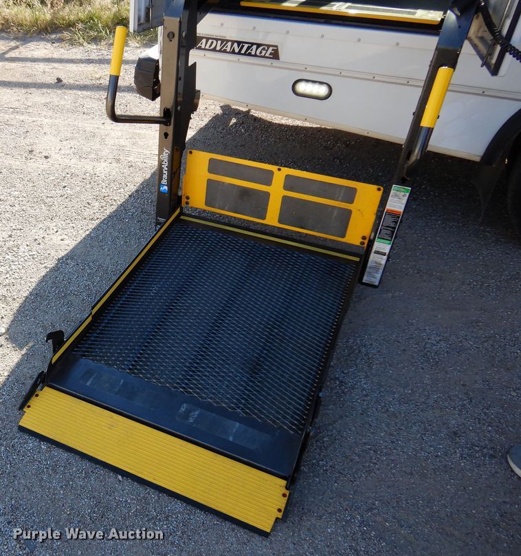 image for item DM5111 2014 Ford Econoline E450  shuttle bus