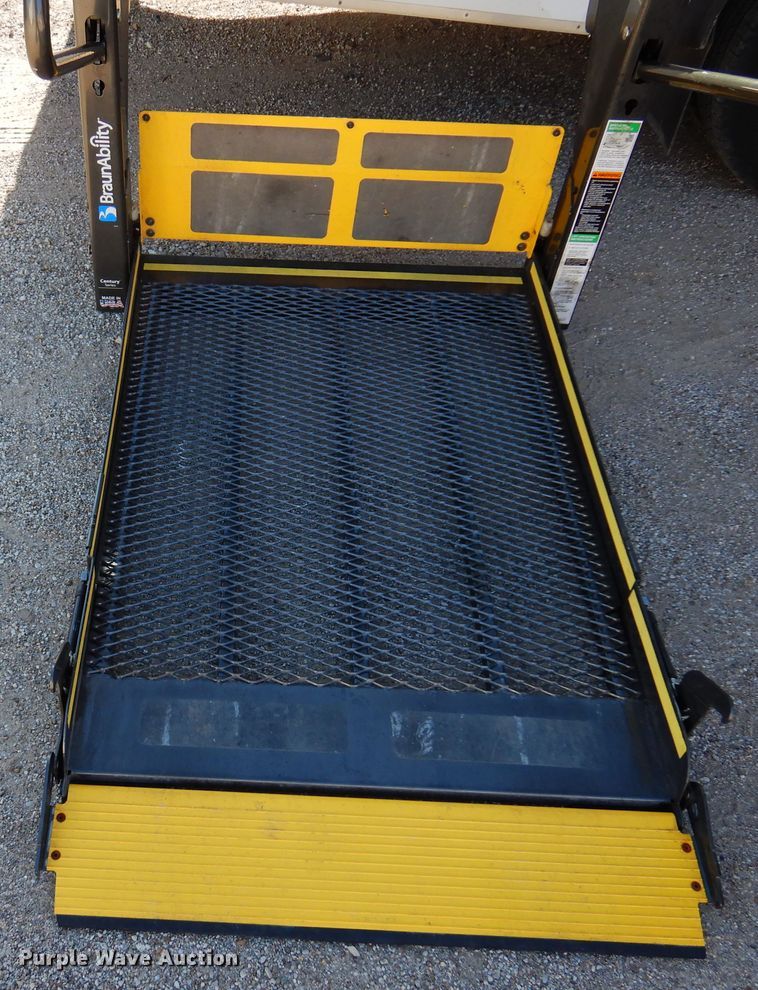 image for item DM5111 2014 Ford Econoline E450  shuttle bus