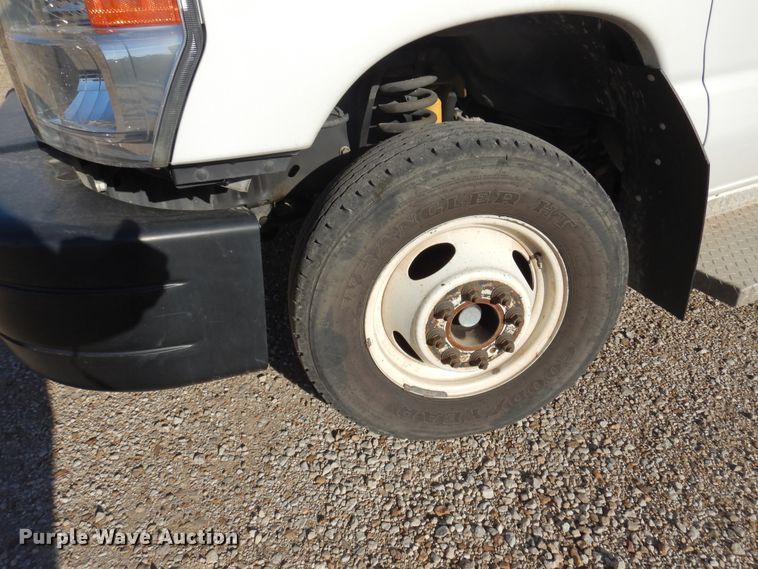 image for item DM5111 2014 Ford Econoline E450  shuttle bus