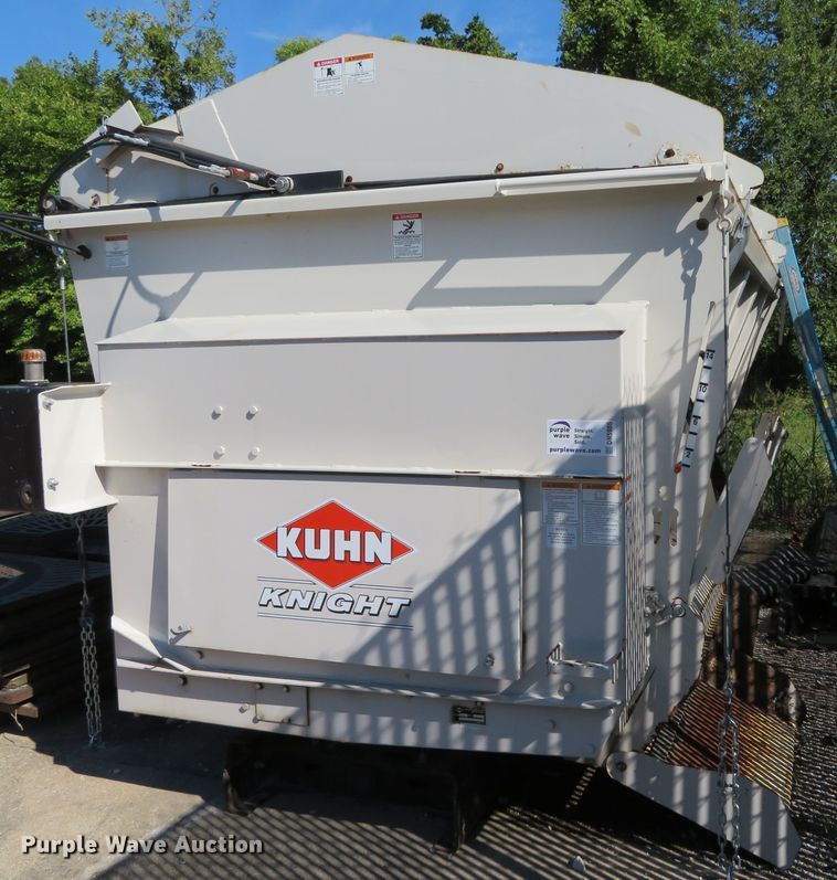 image for item DN5986 Kuhn 8132  manure spreader bed