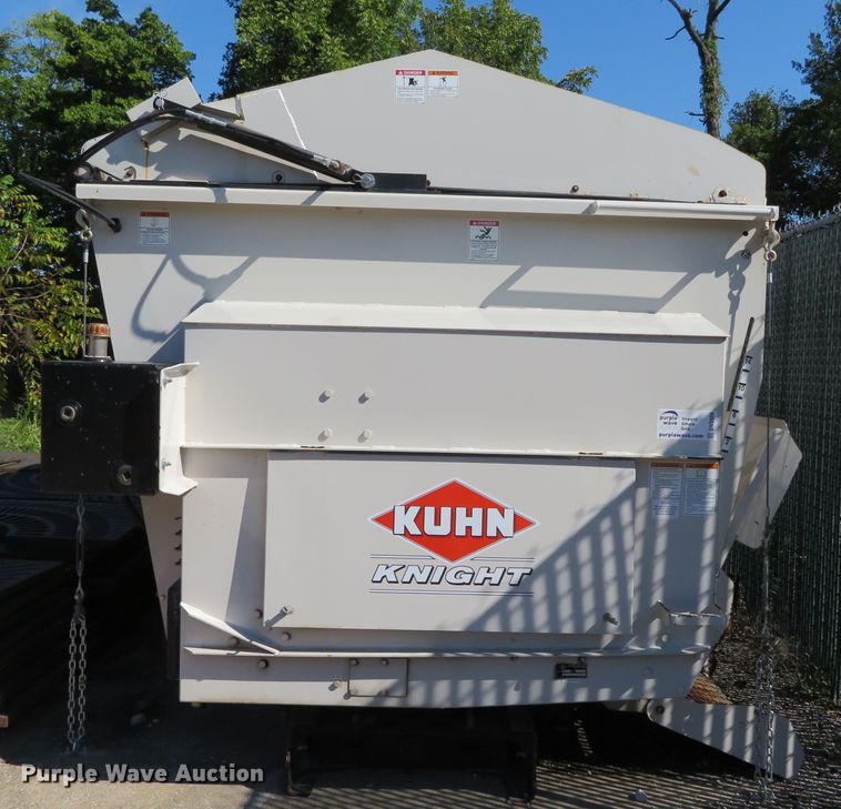 image for item DN5986 Kuhn 8132  manure spreader bed