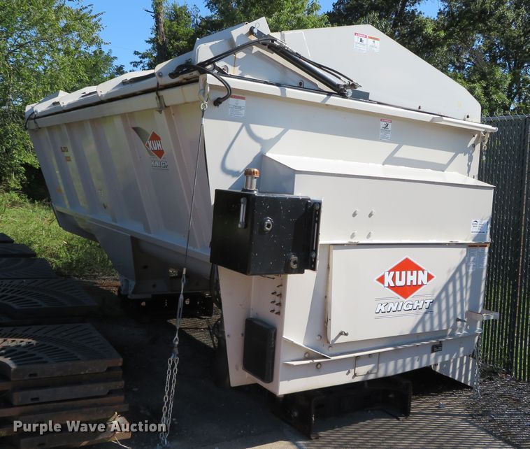 image for item DN5986 Kuhn 8132  manure spreader bed