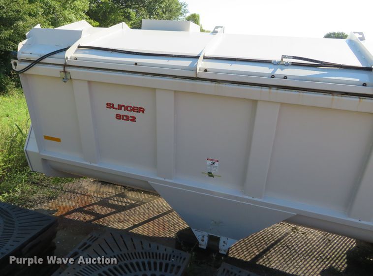 image for item DN5986 Kuhn 8132  manure spreader bed