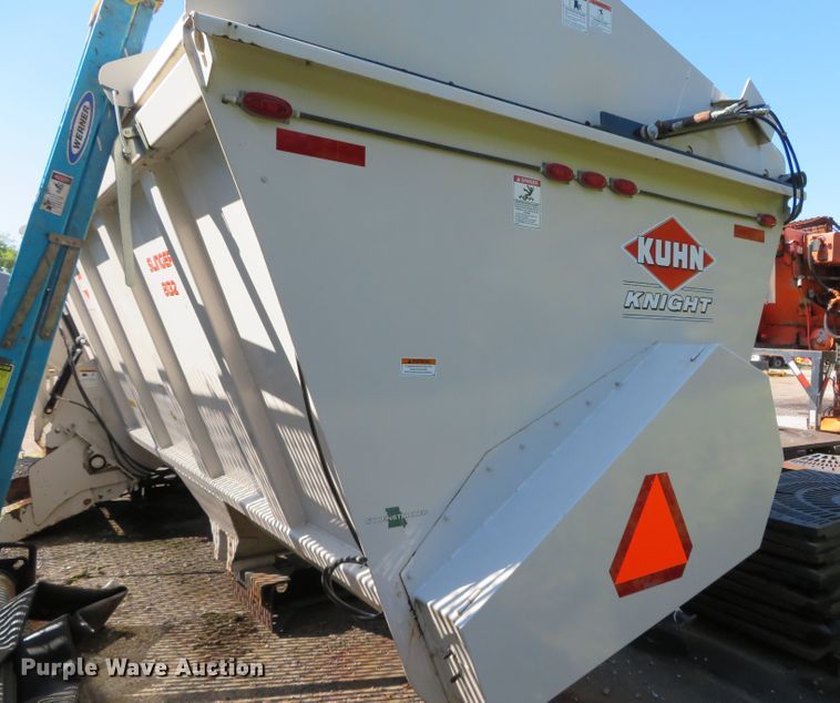image for item DN5986 Kuhn 8132  manure spreader bed