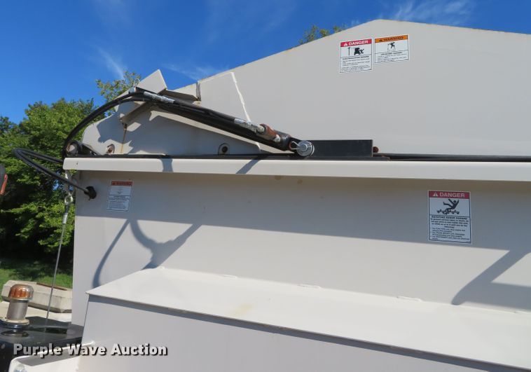 image for item DN5986 Kuhn 8132  manure spreader bed