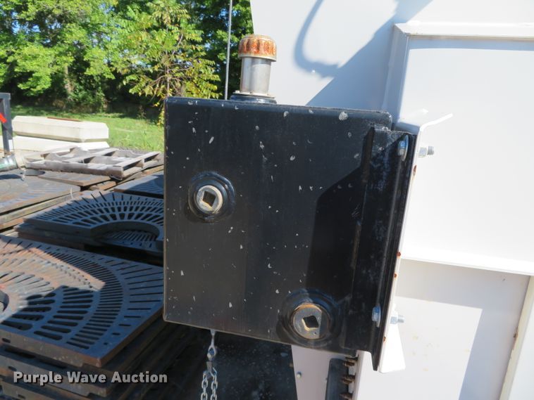 image for item DN5986 Kuhn 8132  manure spreader bed