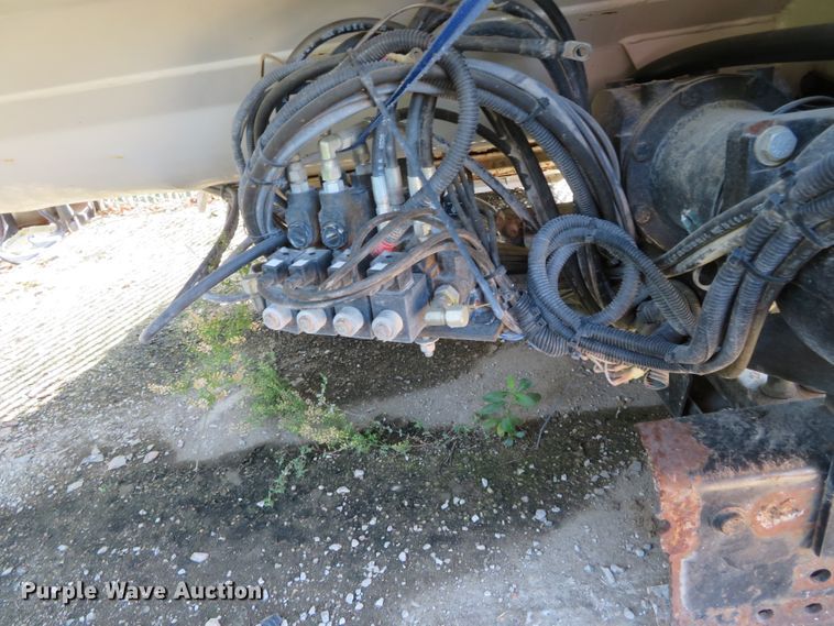 image for item DN5986 Kuhn 8132  manure spreader bed