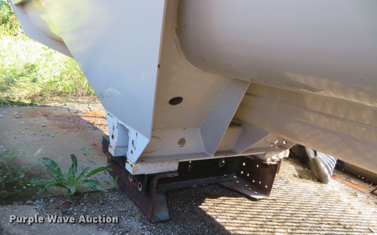 image for item DN5986 Kuhn 8132  manure spreader bed