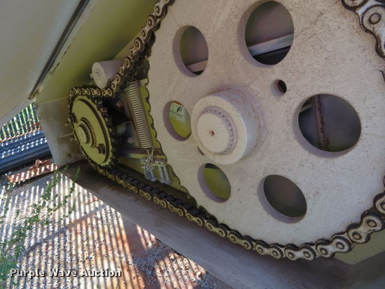 image for item DN5986 Kuhn 8132  manure spreader bed