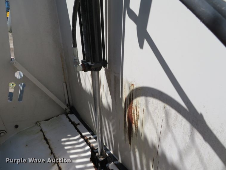 image for item DN5986 Kuhn 8132  manure spreader bed