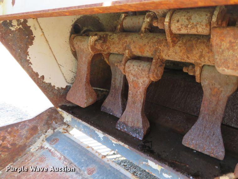 image for item DN5986 Kuhn 8132  manure spreader bed