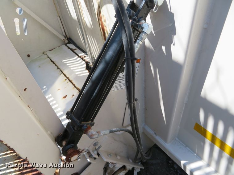 image for item DN5986 Kuhn 8132  manure spreader bed