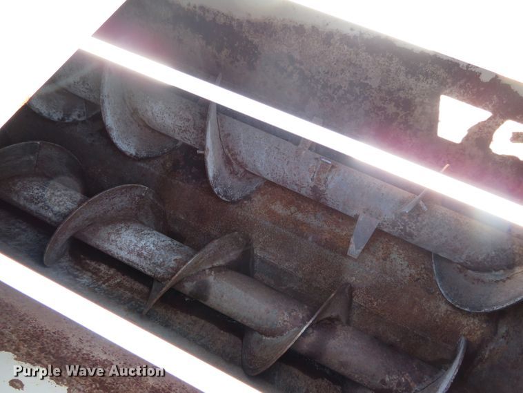 image for item DN5986 Kuhn 8132  manure spreader bed