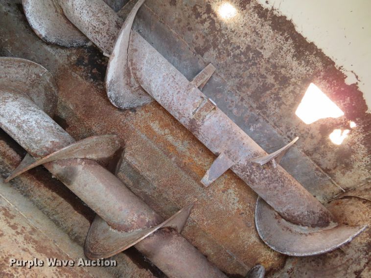 image for item DN5986 Kuhn 8132  manure spreader bed