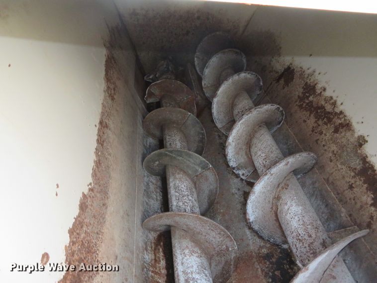 image for item DN5986 Kuhn 8132  manure spreader bed