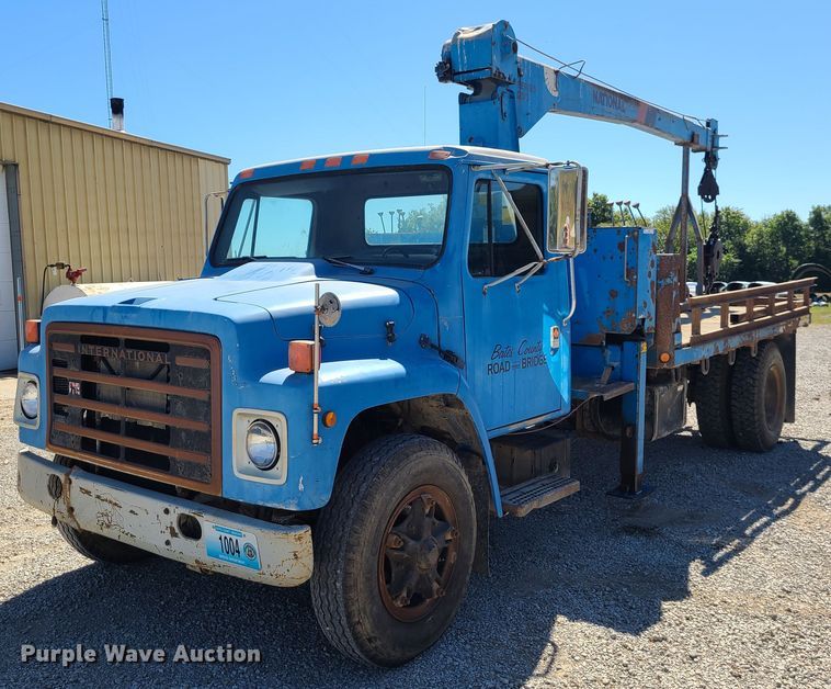 image for item IC9990 1985 International 1654  crane truck