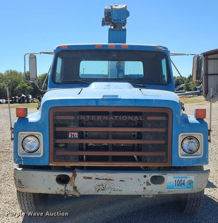image for item IC9990 1985 International 1654  crane truck
