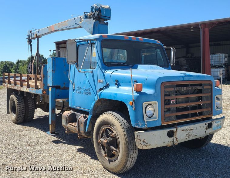 image for item IC9990 1985 International 1654  crane truck