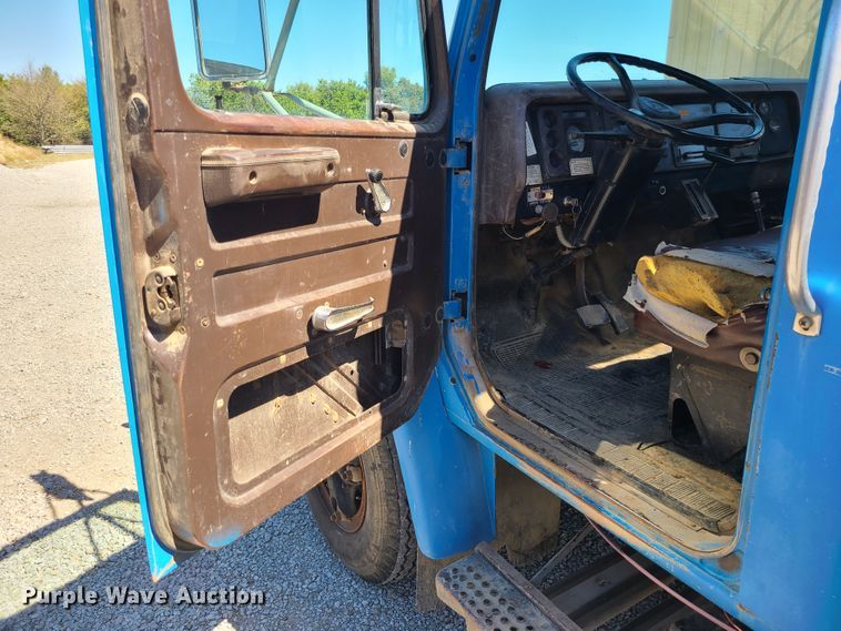 image for item IC9990 1985 International 1654  crane truck