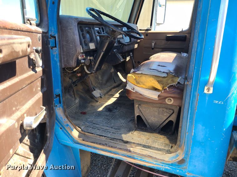 image for item IC9990 1985 International 1654  crane truck