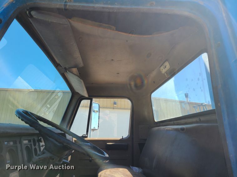 image for item IC9990 1985 International 1654  crane truck