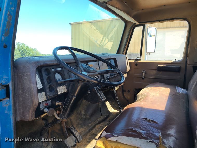 image for item IC9990 1985 International 1654  crane truck