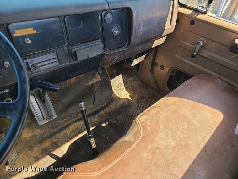 image for item IC9990 1985 International 1654  crane truck