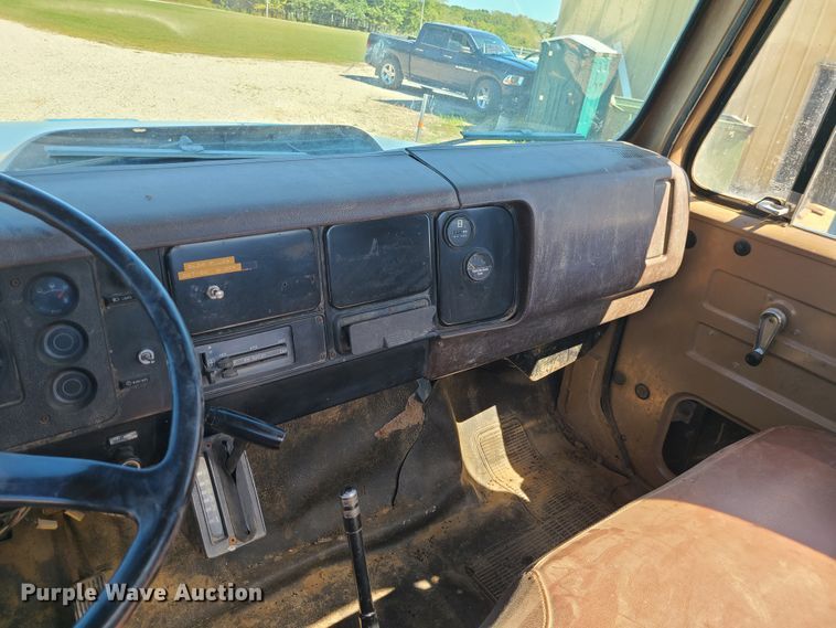 image for item IC9990 1985 International 1654  crane truck