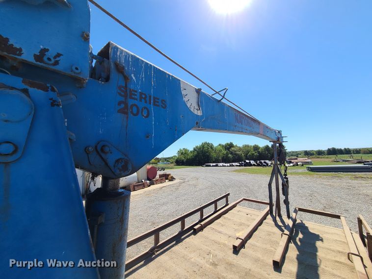 image for item IC9990 1985 International 1654  crane truck