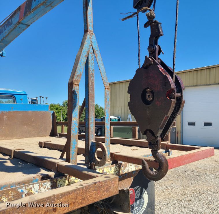 image for item IC9990 1985 International 1654  crane truck