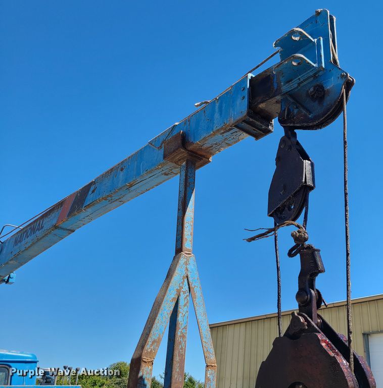 image for item IC9990 1985 International 1654  crane truck