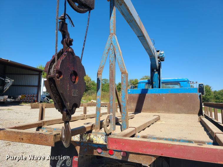 image for item IC9990 1985 International 1654  crane truck