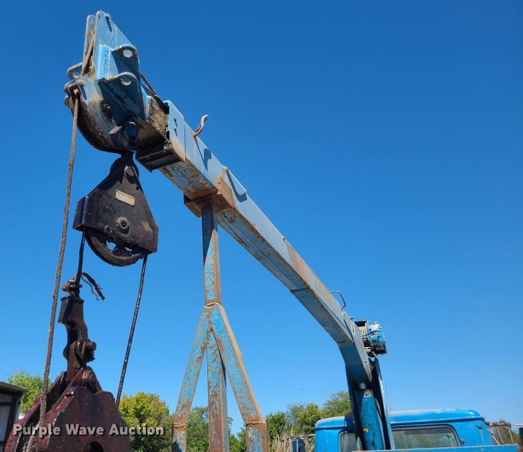 image for item IC9990 1985 International 1654  crane truck