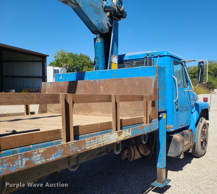 image for item IC9990 1985 International 1654  crane truck