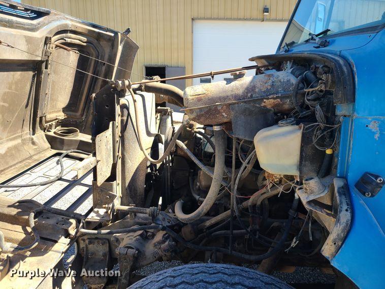 image for item IC9990 1985 International 1654  crane truck