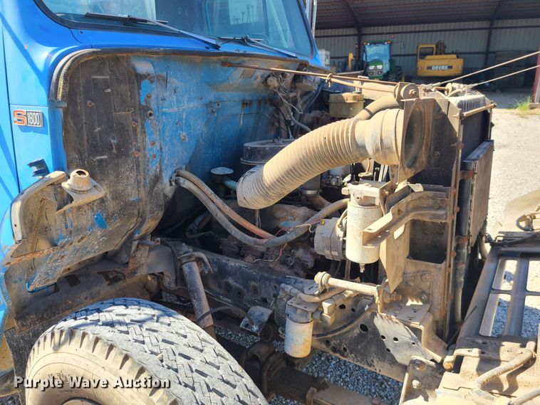 image for item IC9990 1985 International 1654  crane truck