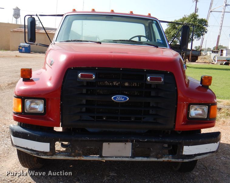 image for item IJ9482 1995 Ford F700  truck cab and chassis