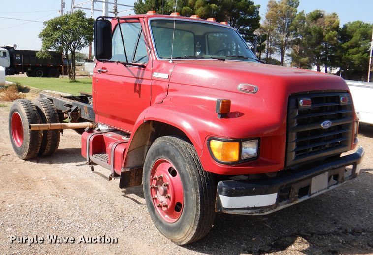 image for item IJ9482 1995 Ford F700  truck cab and chassis