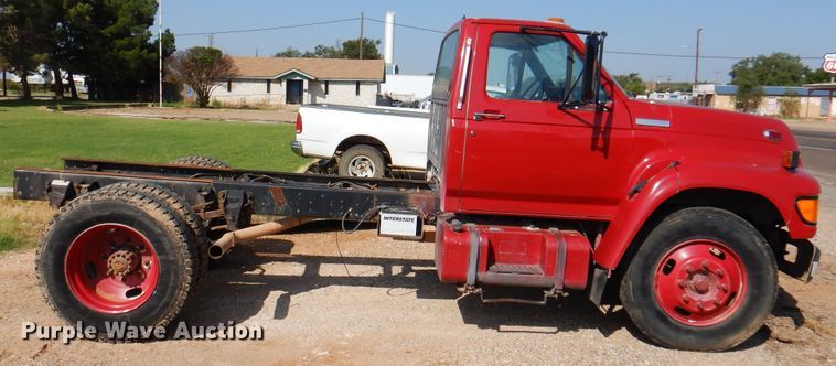 image for item IJ9482 1995 Ford F700  truck cab and chassis