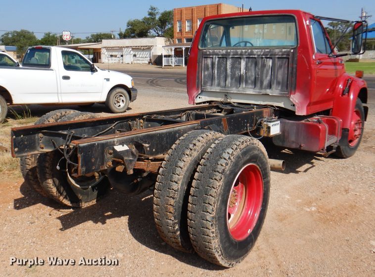 image for item IJ9482 1995 Ford F700  truck cab and chassis