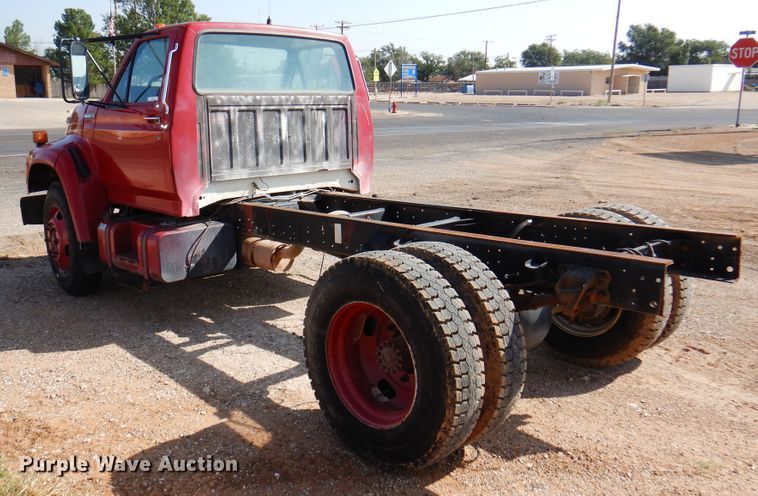 image for item IJ9482 1995 Ford F700  truck cab and chassis