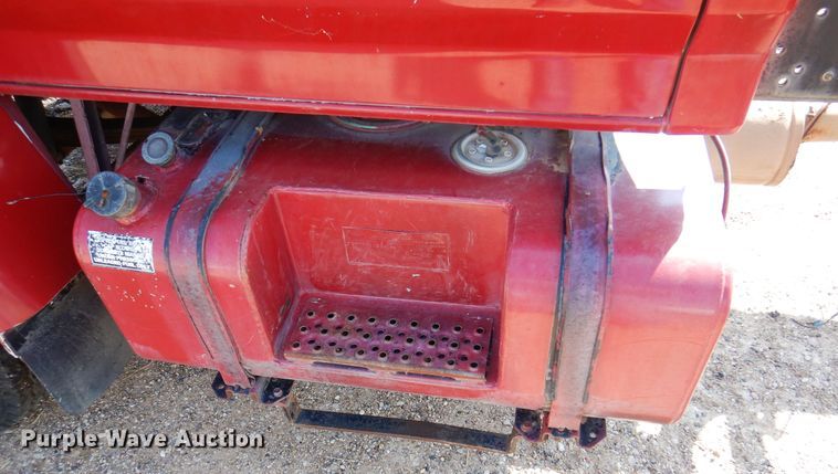 image for item IJ9482 1995 Ford F700  truck cab and chassis