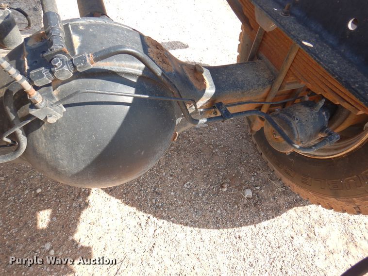 image for item IJ9482 1995 Ford F700  truck cab and chassis