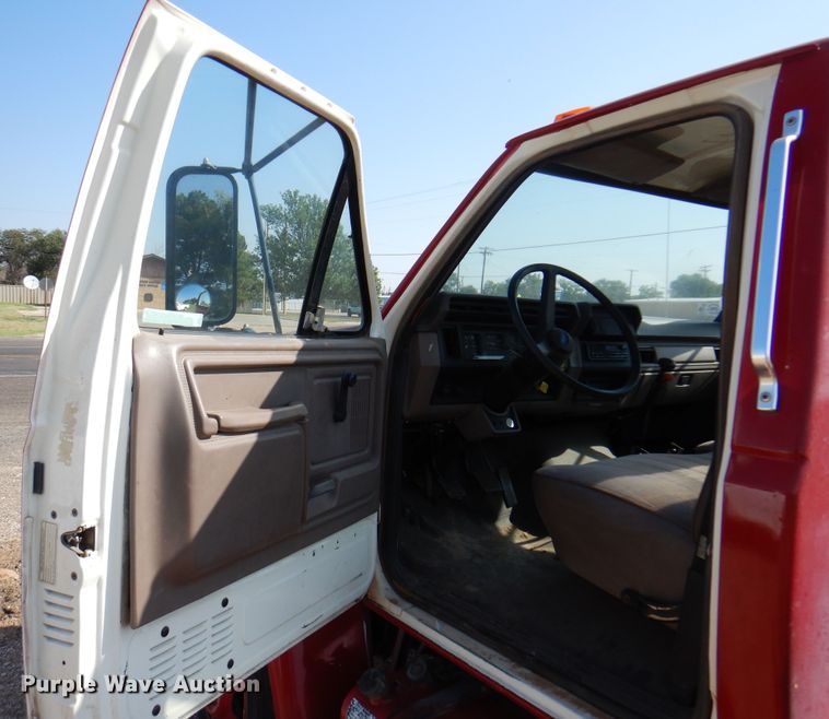 image for item IJ9482 1995 Ford F700  truck cab and chassis