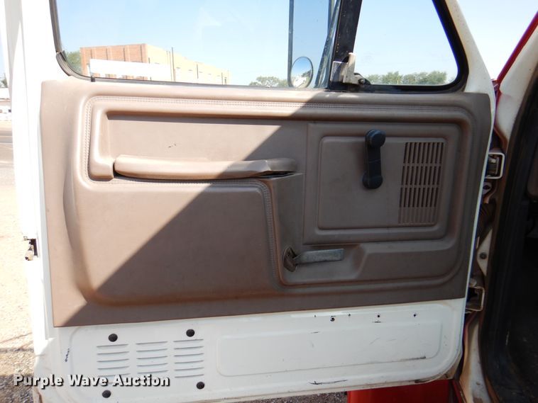image for item IJ9482 1995 Ford F700  truck cab and chassis