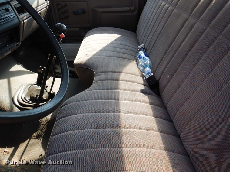 image for item IJ9482 1995 Ford F700  truck cab and chassis