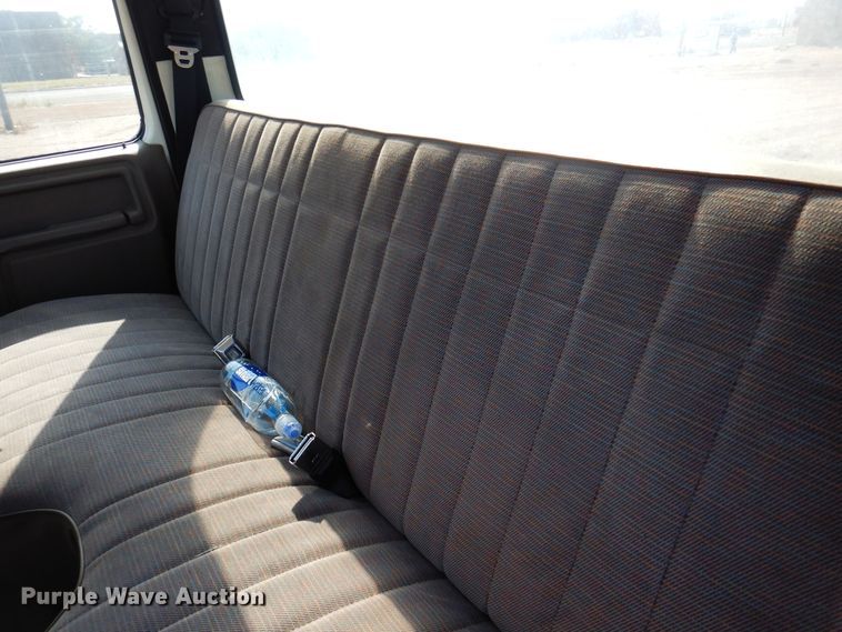 image for item IJ9482 1995 Ford F700  truck cab and chassis