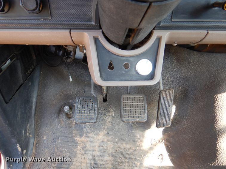 image for item IJ9482 1995 Ford F700  truck cab and chassis